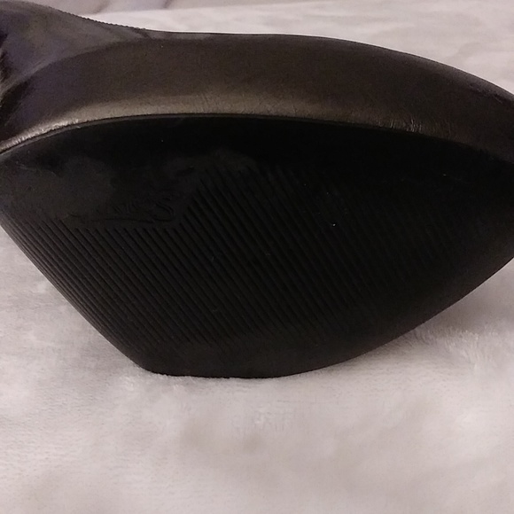 Selling a size 9 and 1/2 pair of shoes, made by Carlos and it's grayish in color - Picture 6 of 9